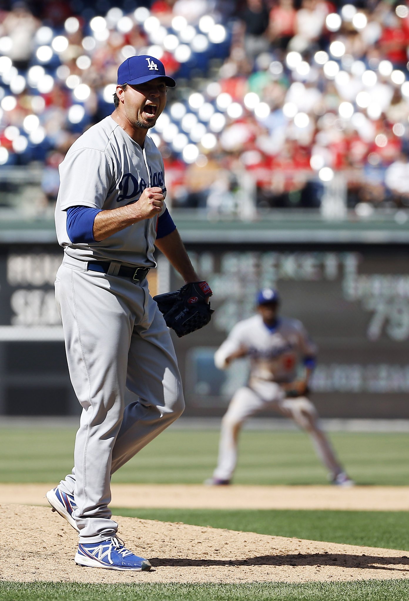 Josh Beckett of Los Angeles Dodgers says he's retiring - ESPN