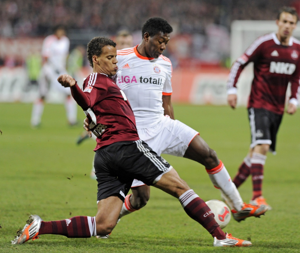 Fulham' s Clint Dempsey, center, dribbles past AS Roma's Marco