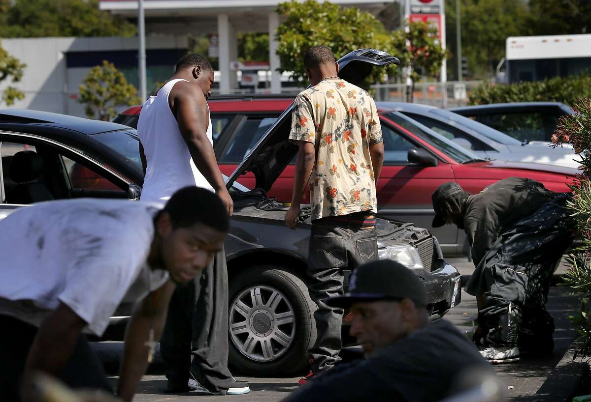 Illicit auto shop in Oakland parking lot has fans, critics