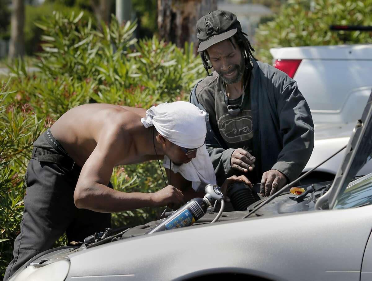 Illicit auto shop in Oakland parking lot has fans, critics