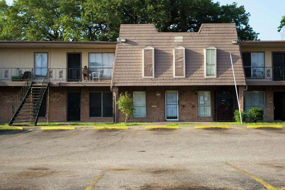City Assists Families At Rundown Complex Houston Chronicle Crestmont Apartments On Selinsky Is Shown In 2017 Photo Marie D