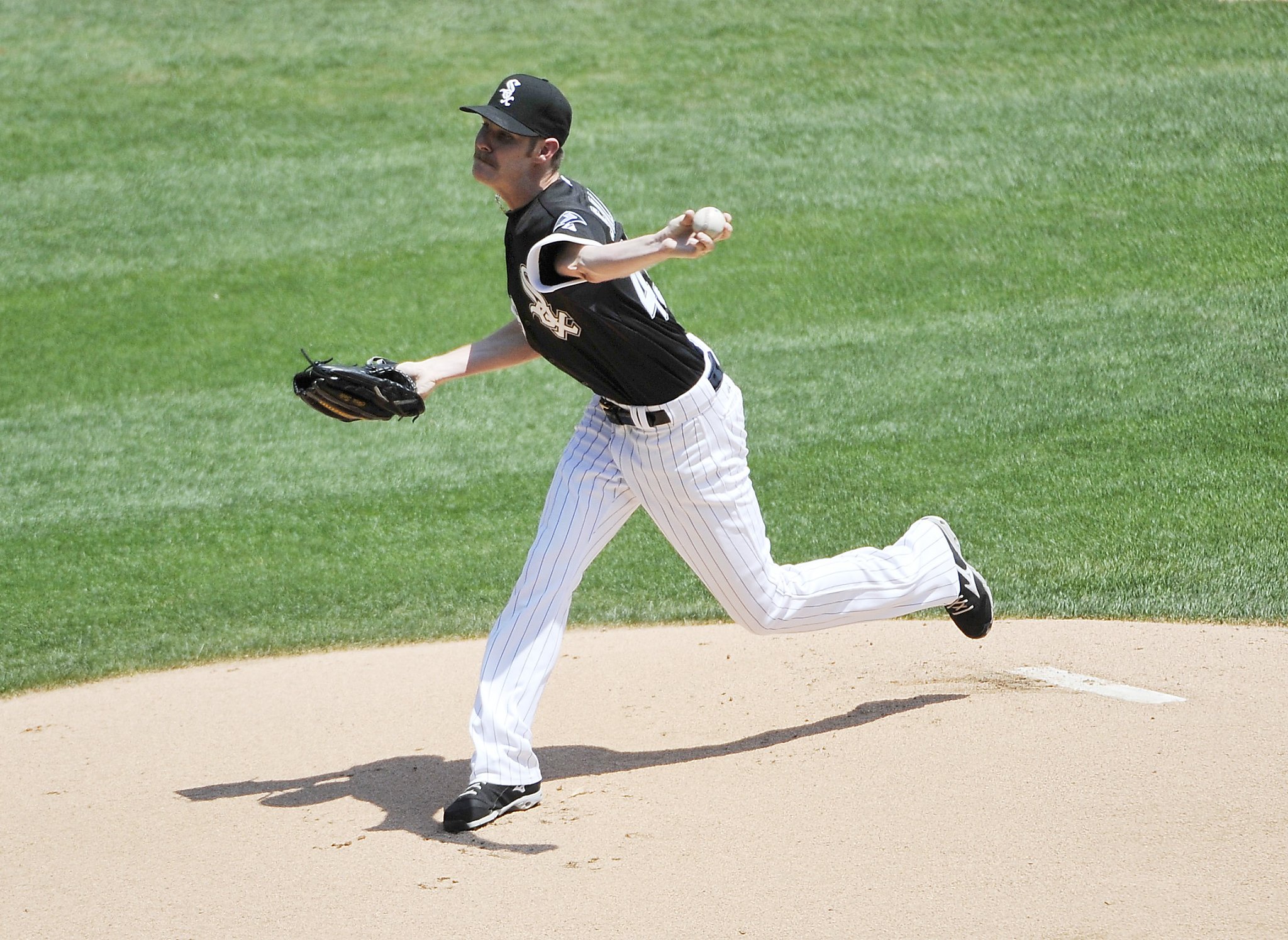 Sale's two-hitter carries White Sox