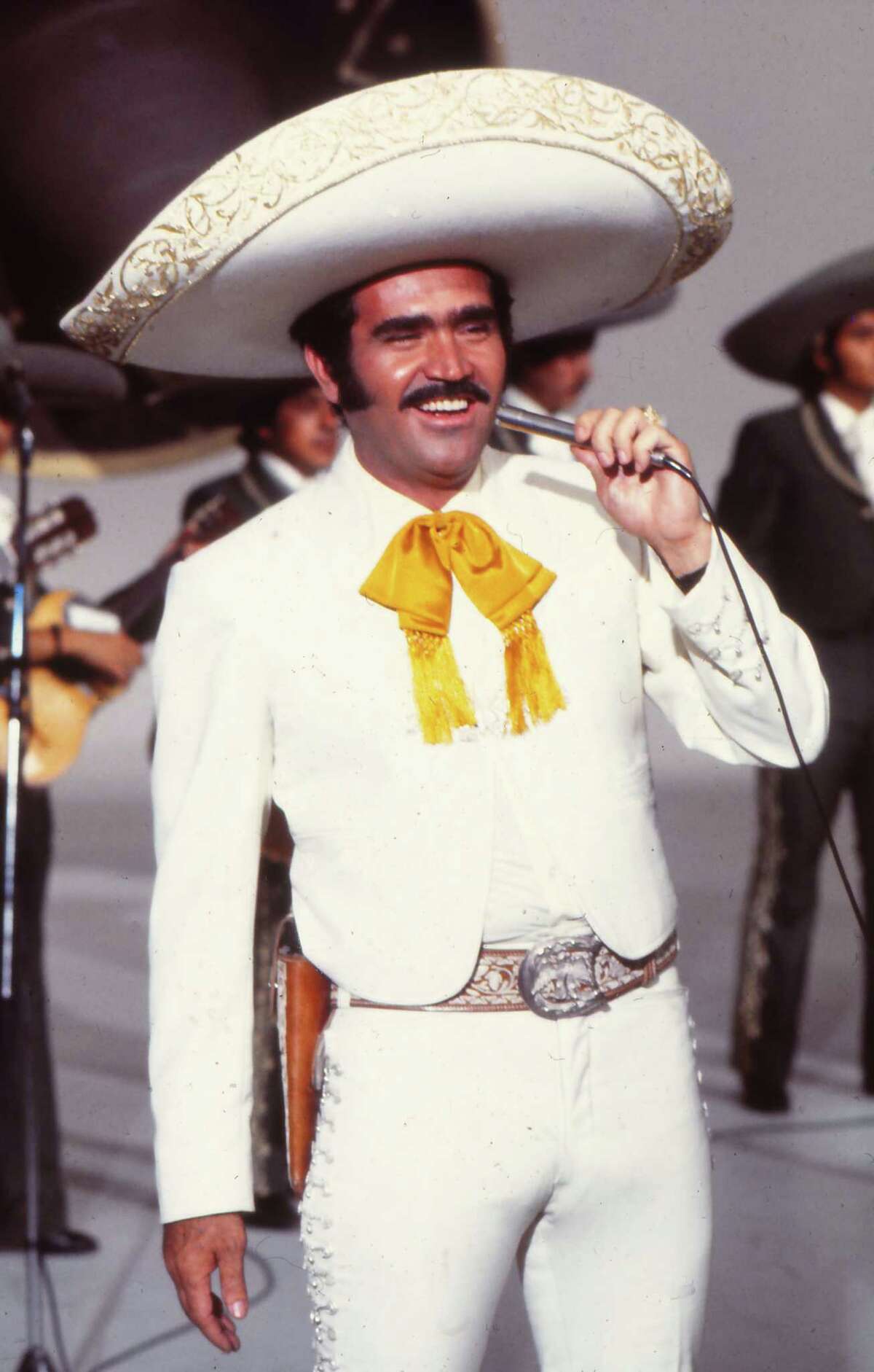 who did vicente fernandez tour with