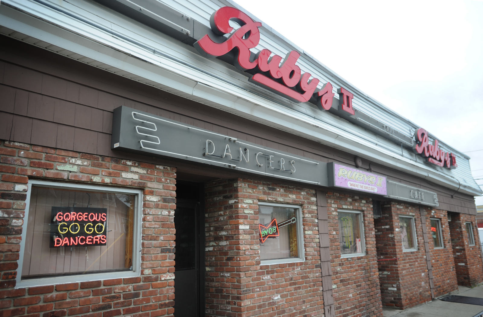 Fabrizi dances around strip club flap