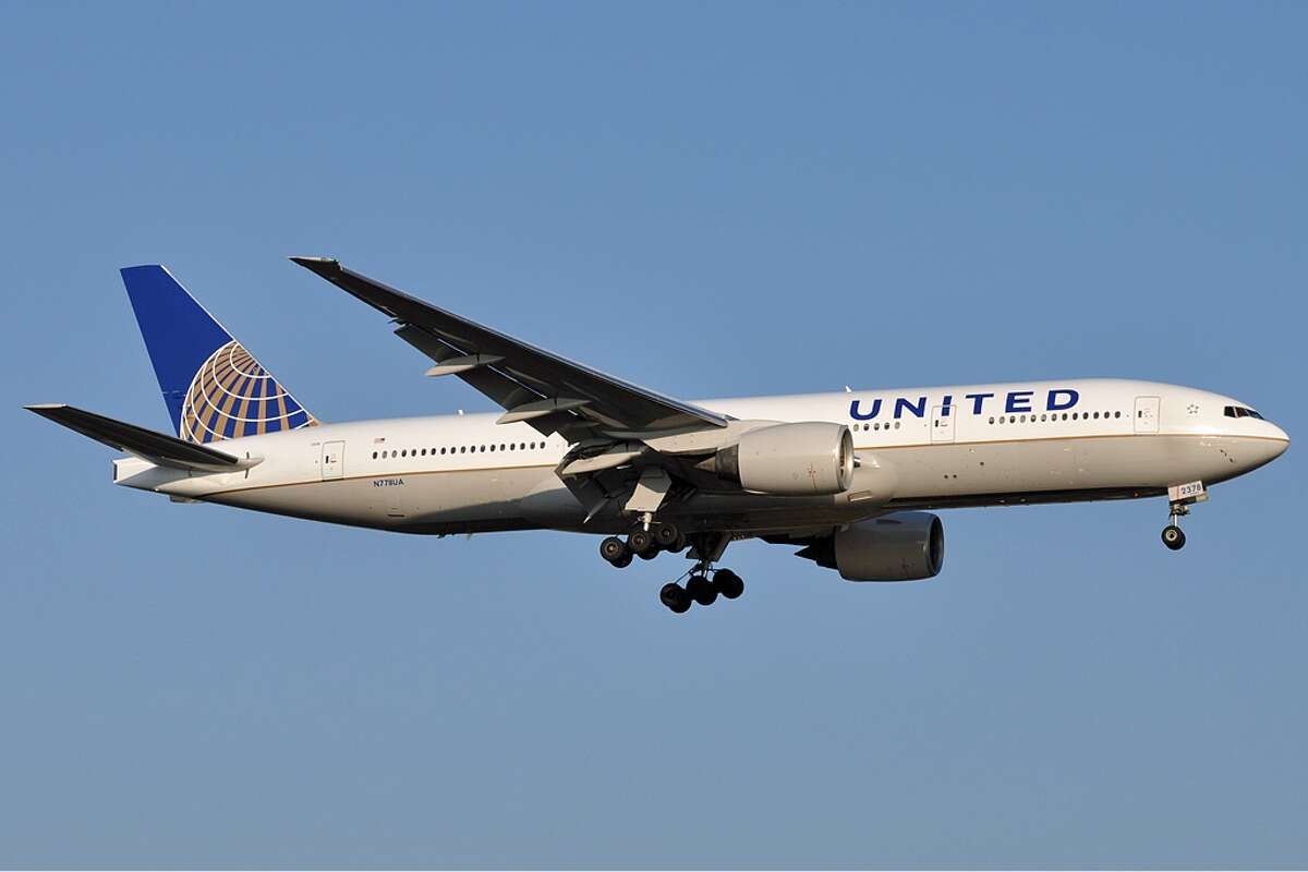 Review: Across the pond in United's shrinking economy seat