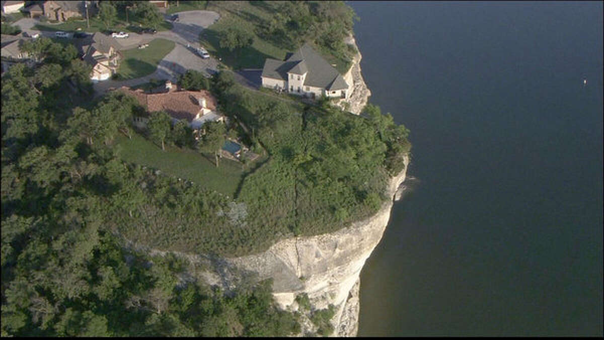 Mansion dangles over cliff on Texas' Lake Whitney