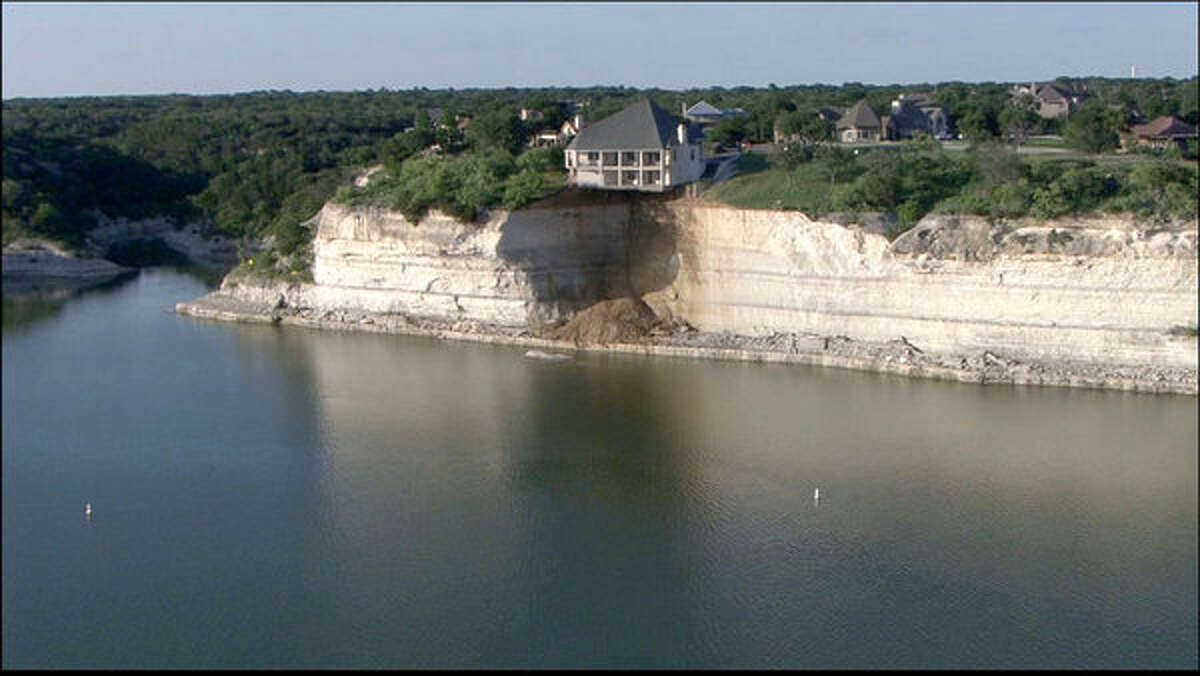 Mansion dangles over cliff on Texas' Lake Whitney