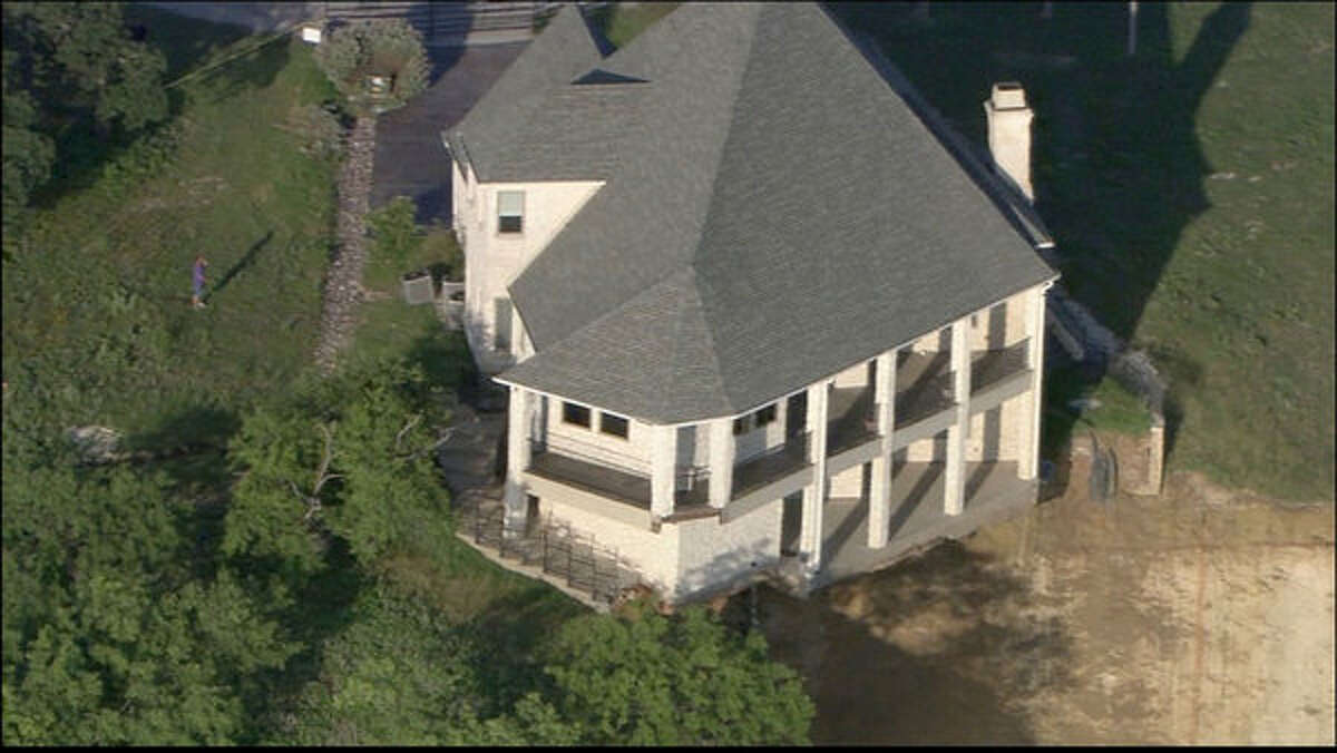 Mansion dangles over cliff on Texas' Lake Whitney