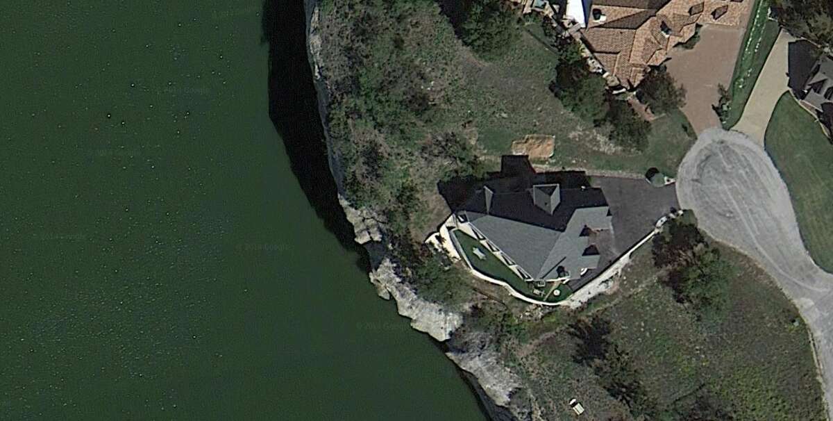 Mansion dangles over cliff on Texas' Lake Whitney
