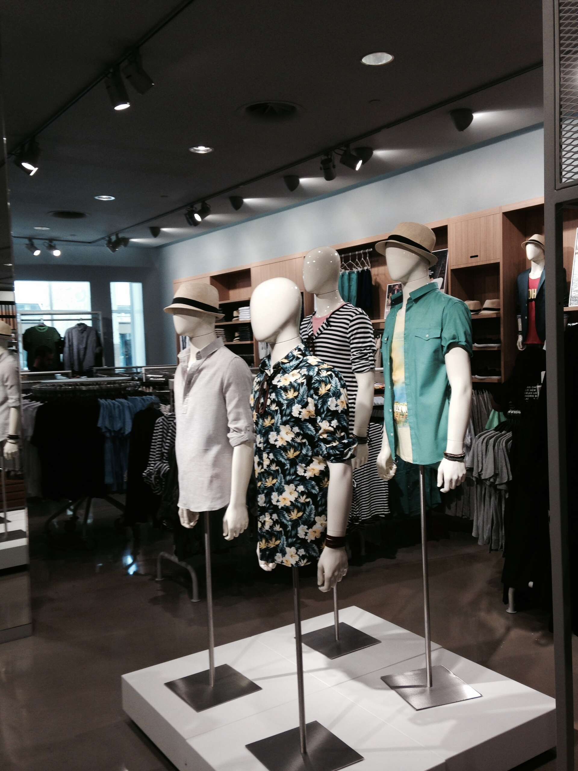 H M s noon launch draws over a thousand fashionistas to La Cantera