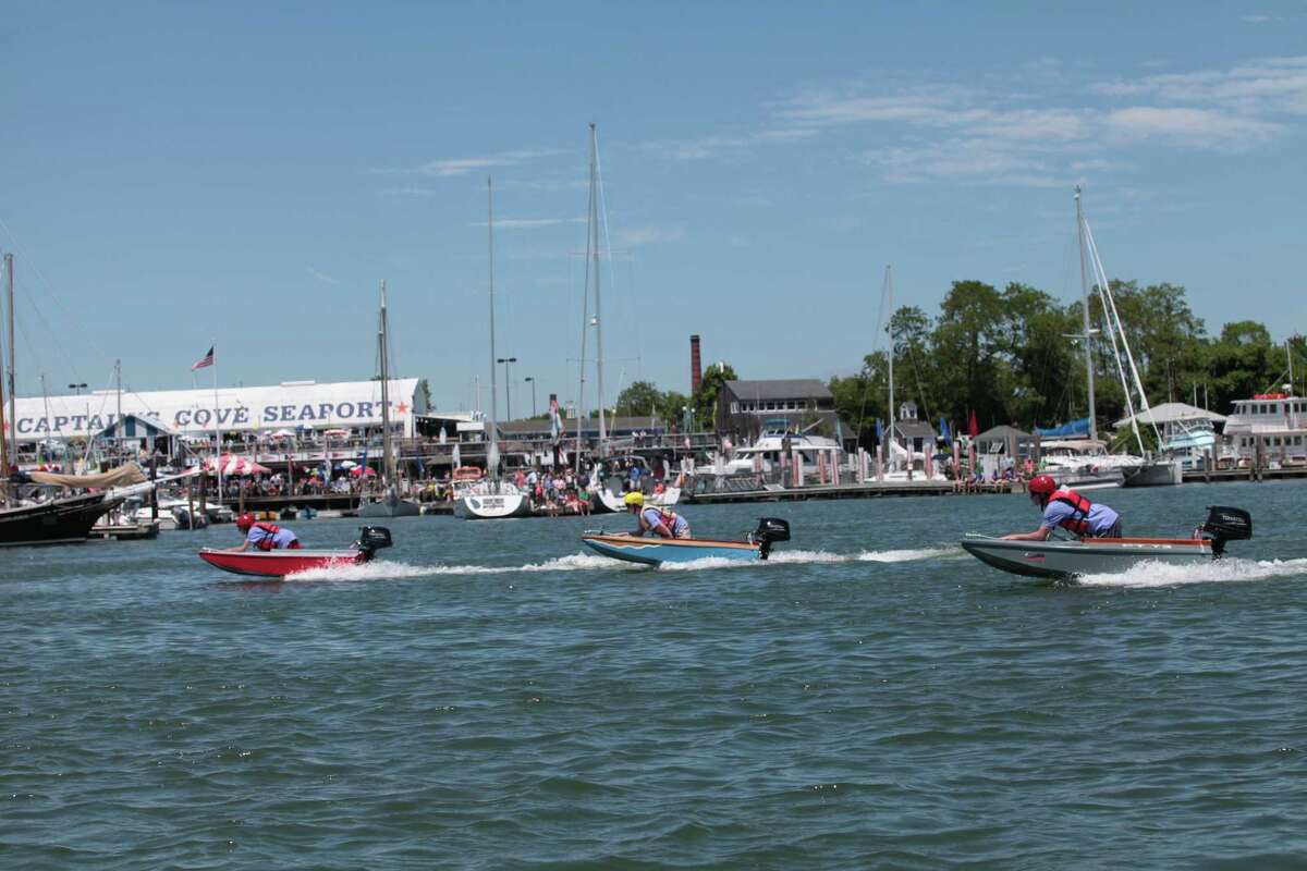 Aquaculture students race boats they made