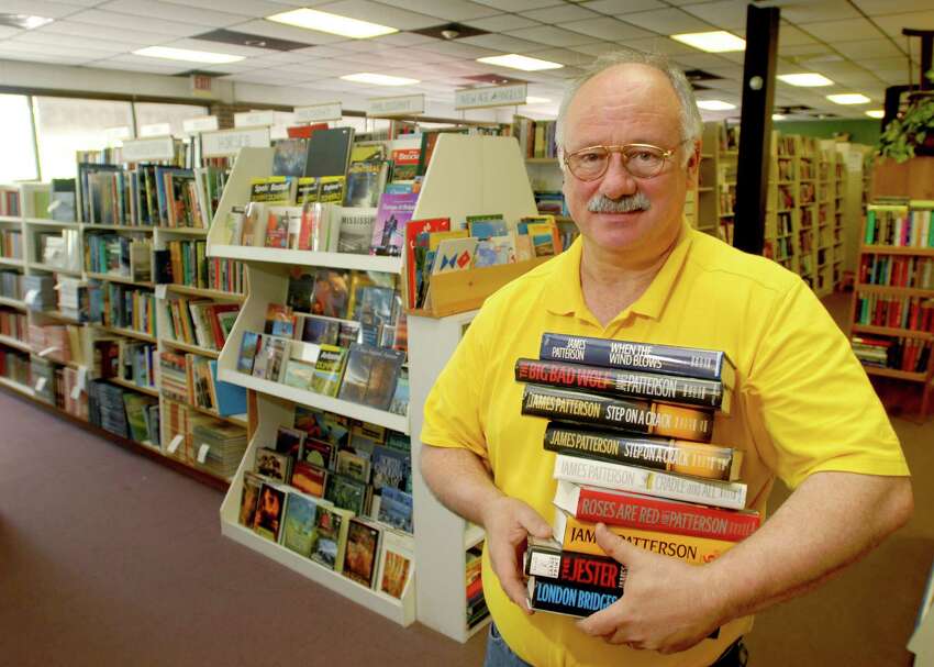 La grange du livre, Latham. La librairie d'occasion a fermé ses portes en 2015 après que le propriétaire du magasin a fortement augmenté le loyer. Le magasin a été nommé meilleure librairie d'occasion dans le sondage Best Times of the Capital de Times Union cette année-là.