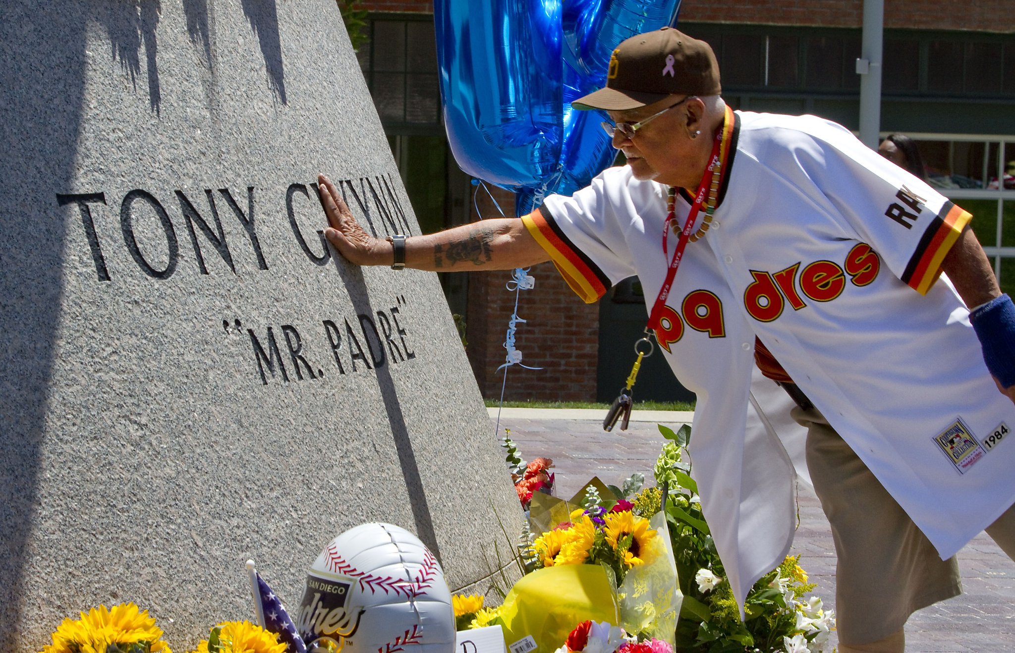 Tony Gwynn, Hall of Fame outfielder with San Diego, dies at 54 – The Denver  Post