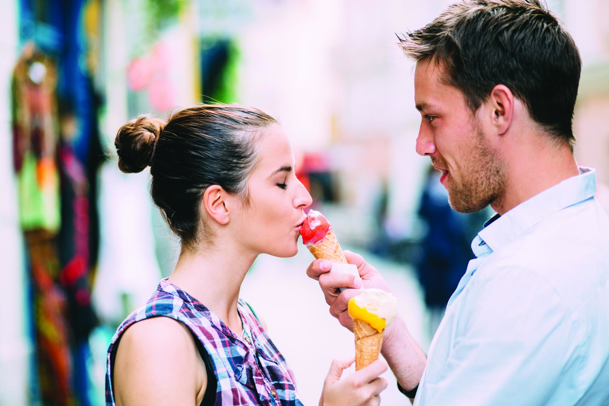 Парень и девушка с мороженым
