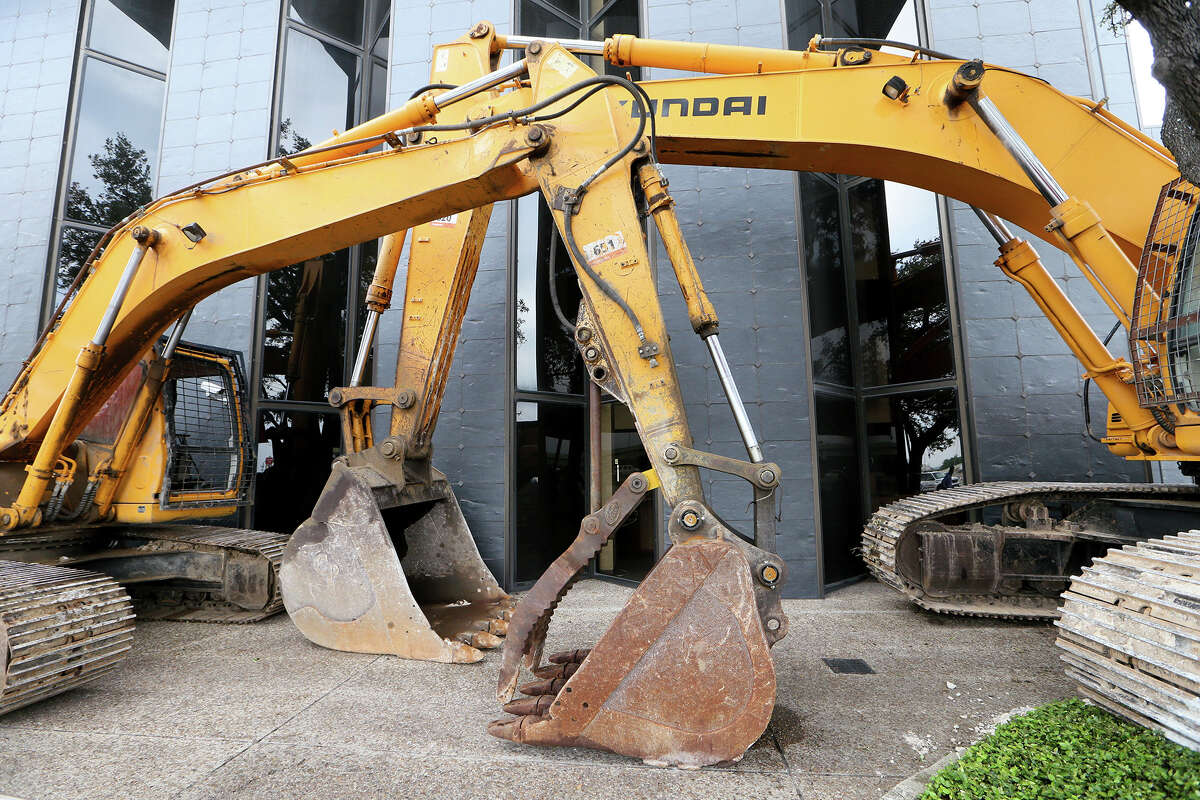 Heavy equipment in front of the Frost Bank building at Walzem and IH-35 during a demolition ceremony on Thursday, June 12, 2014. The California-based hamburger chain, In-N-Out Burger, will open a restuarant at the site as will another restaurant and hopefully a hotel. Demolition is expected to be completed within 60 days and In-N-Out Burger hopes to open by Oct. 22, the anniversary of their first opening in 1948. Photo by Marvin Pfeiffer / EN Communities