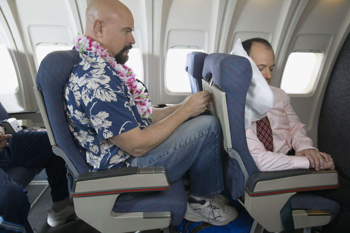 Высокие люди в самолете. Неудобные кресла в самолете. Спинка кресла в самолете. Сижу в самолете. Упереться в сиденье в самолете.