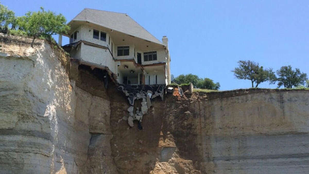 Mansion dangles over cliff on Texas' Lake Whitney