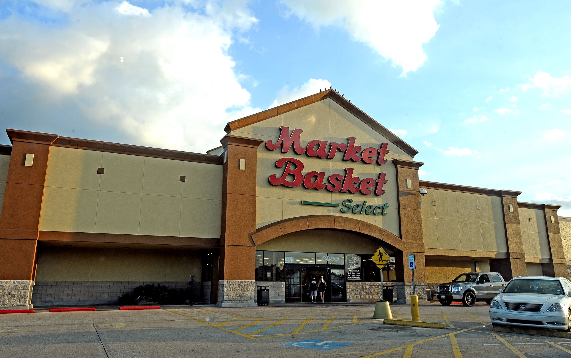 Market Basket joins with communities to help flood victims