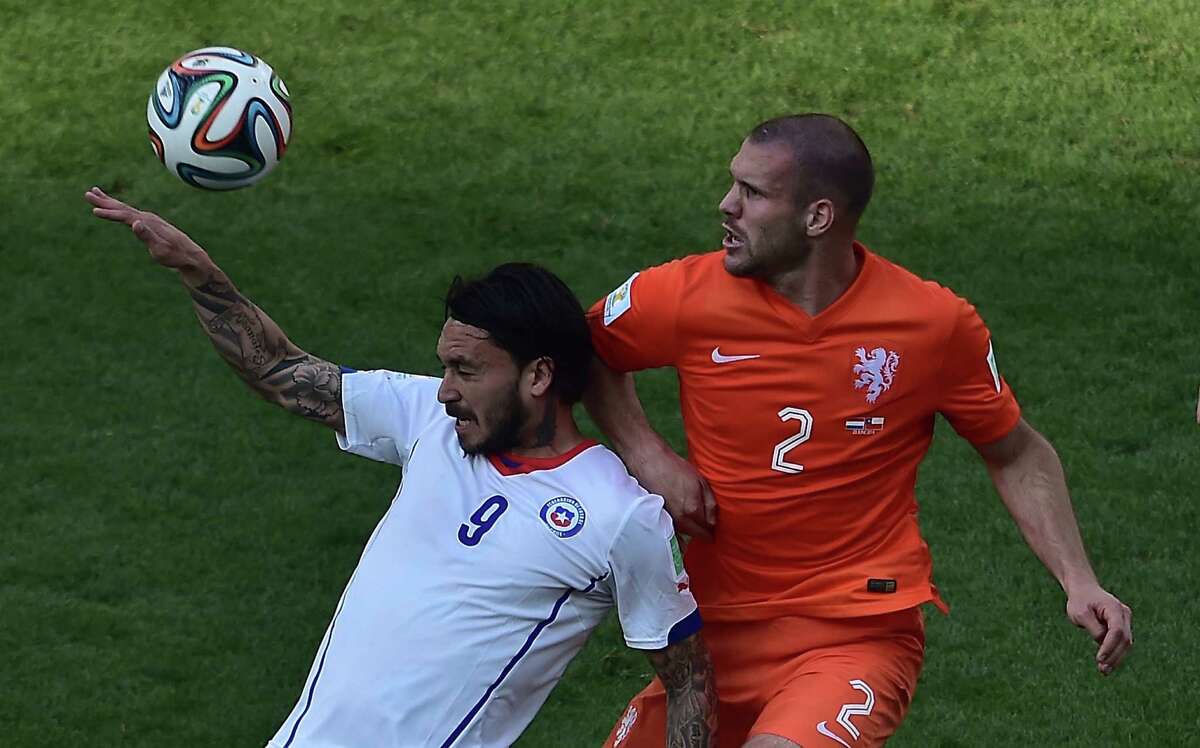 World Cup Netherlands Beats Chile 2 0 To Top Group B