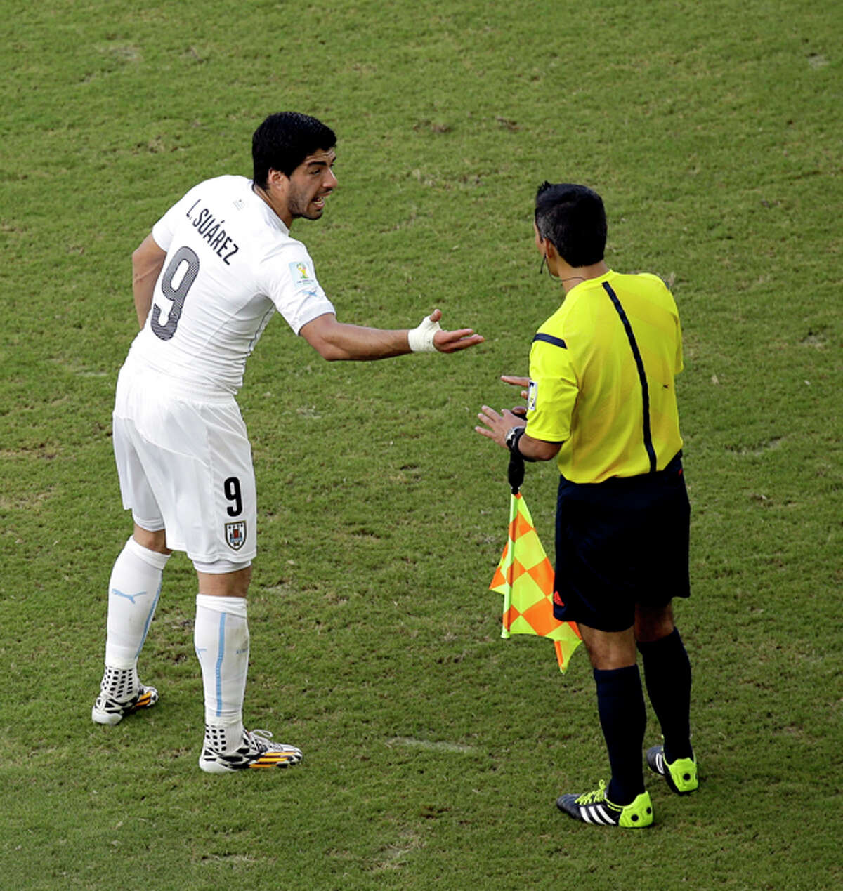 Uruguay edges Italy 10 to advance at World Cup