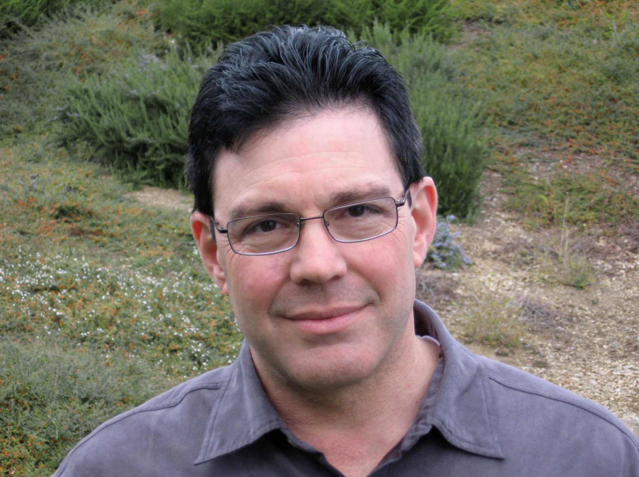 Ridgefield management exec pens new book, his 7th