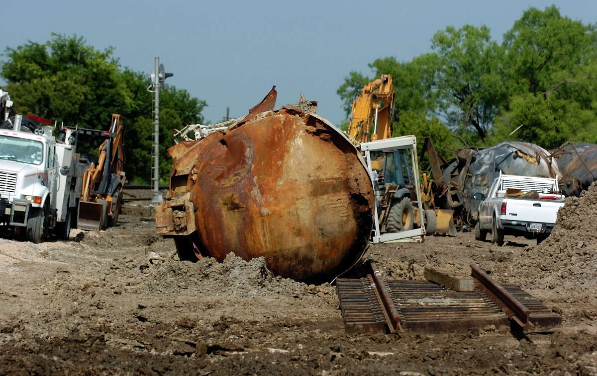 Ten years ago Chlorine gas from train crash kills 3 near San Antonio