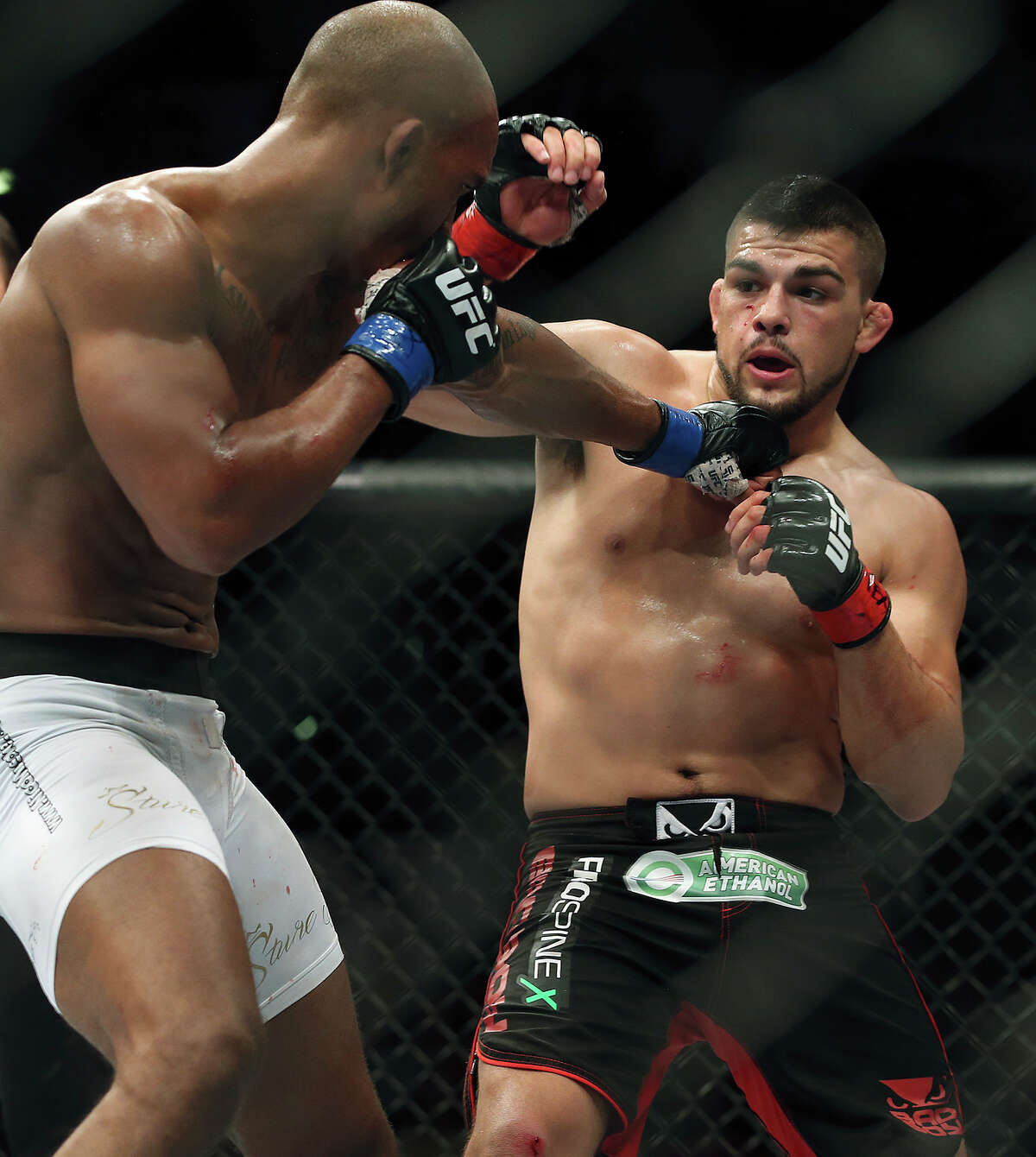 Swanson’s striking sinks Stephens in UFC Fight Night 44