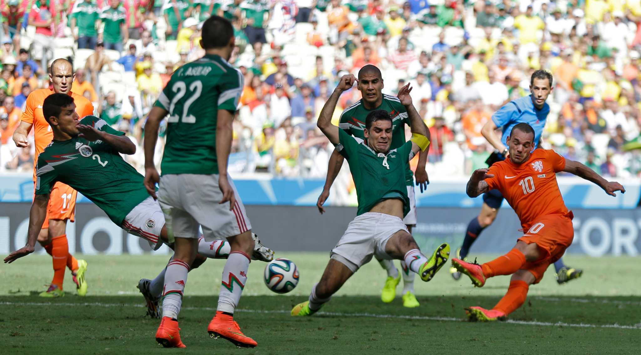 BBC Sport - Klaas Jan Huntelaar scored a penalty in stoppage time as  Netherlands recorded a dramatic victory over Mexico to reach the #WorldCup  quarter-finals. KNVB were a goal down with two