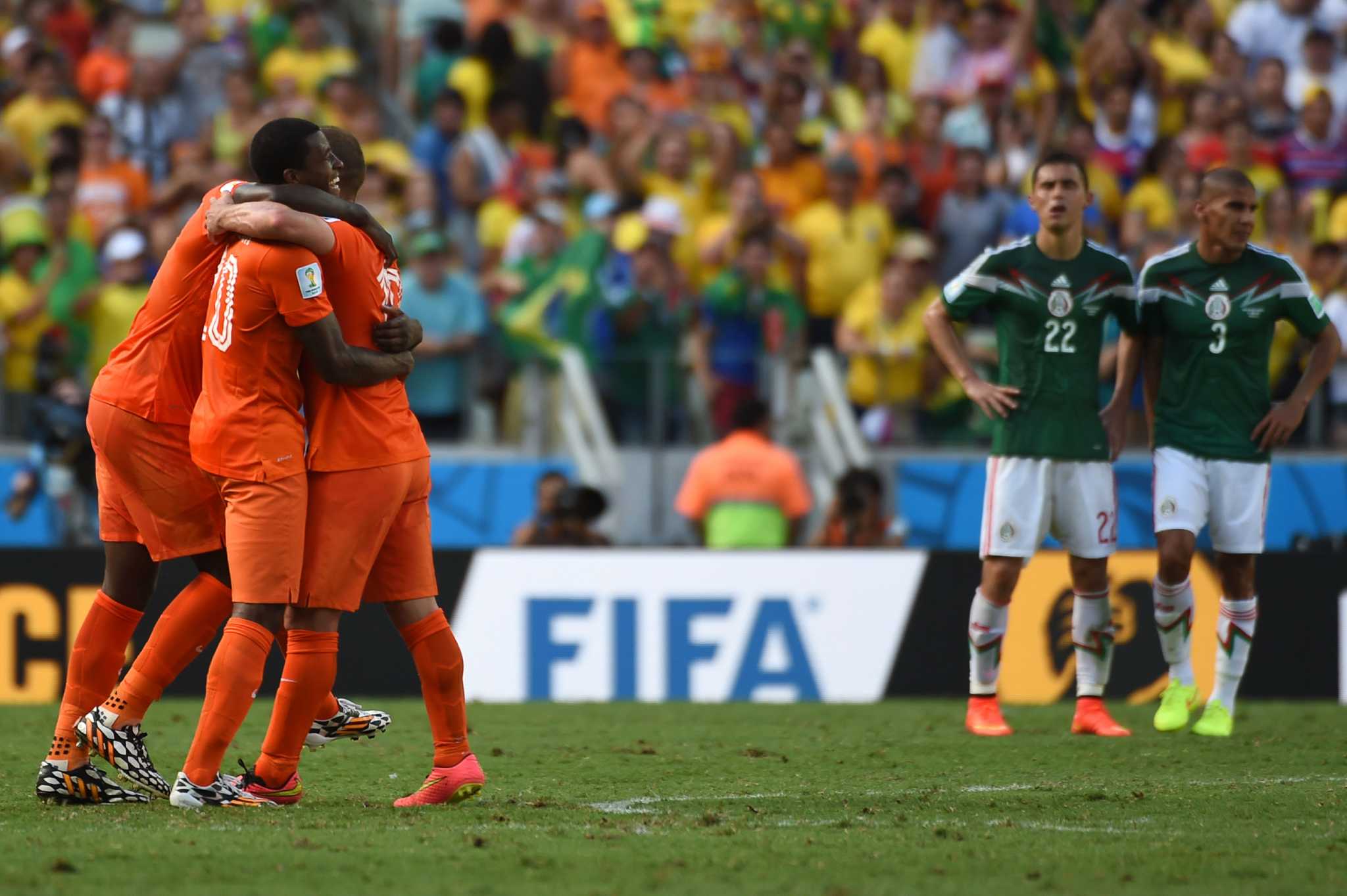 BBC Sport - Klaas Jan Huntelaar scored a penalty in stoppage time as  Netherlands recorded a dramatic victory over Mexico to reach the #WorldCup  quarter-finals. KNVB were a goal down with two