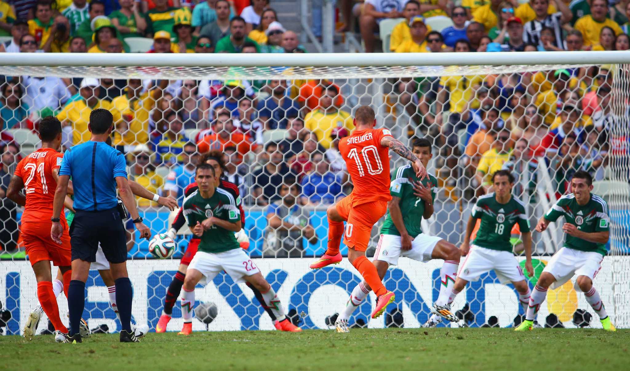 BBC Sport - Klaas Jan Huntelaar scored a penalty in stoppage time as  Netherlands recorded a dramatic victory over Mexico to reach the #WorldCup  quarter-finals. KNVB were a goal down with two