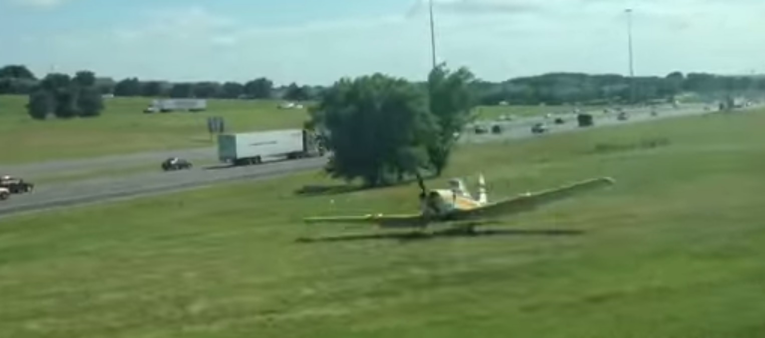 Plane crash on highway in Arlington caught on camera