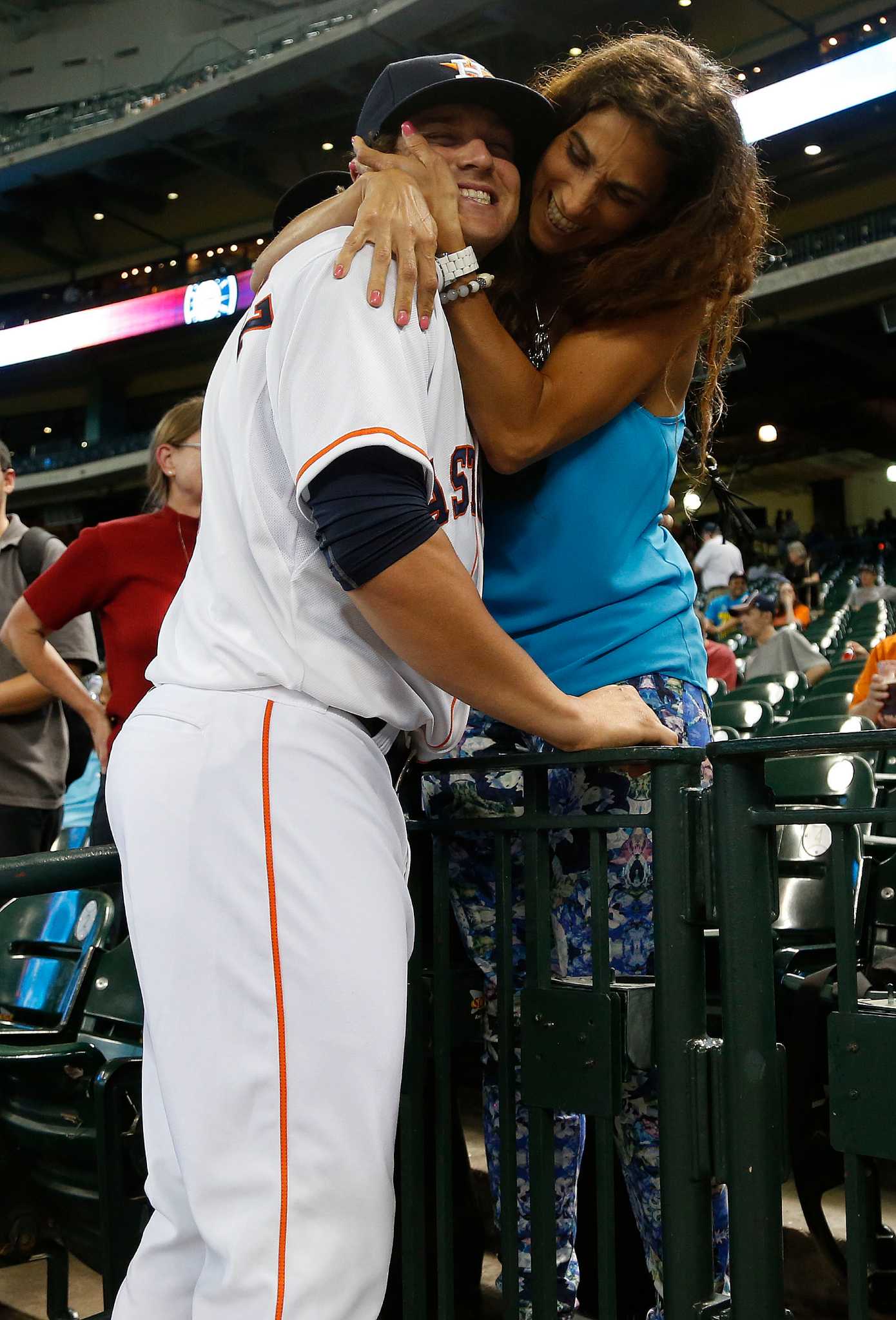 Astros report: Hoes gift-wraps home run for mom