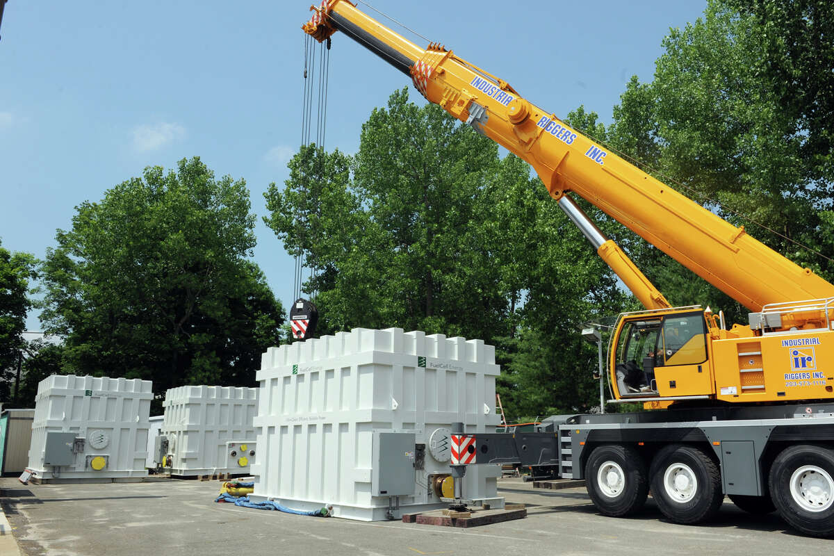 Esty gets tour of FuelCell Energy in Danbury