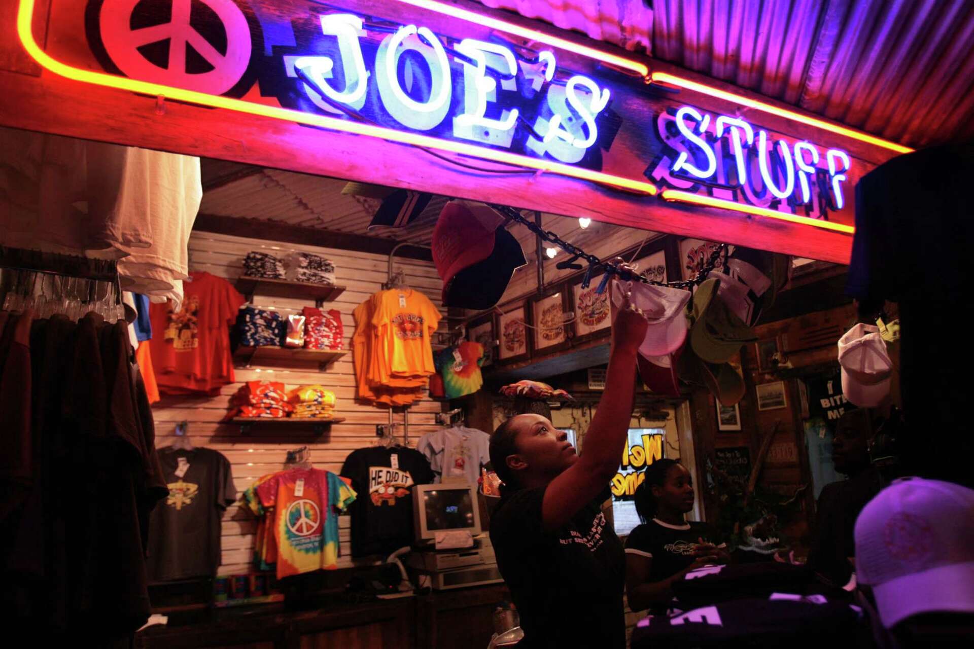 Tilman Fertitta says he may start accepting Bitcoin at restaurants