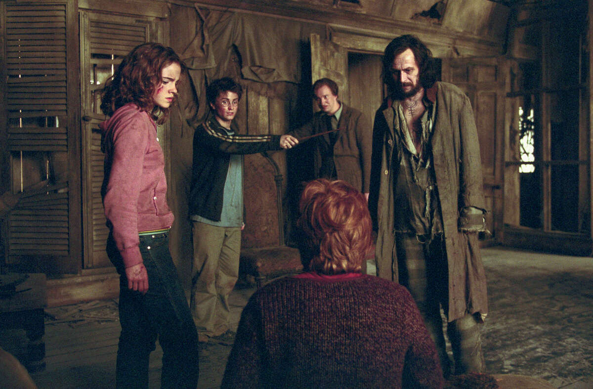 ** ADVANCE FOR THURSDAY, JAN. 22 **Actors from left, Emma Watson as Hermione Granger, Daniel Radcliffe as Harry Potter, David Thewlis as Professor Lupin, Gary Oldman as Sirius Black and Rupert Grint (back to camera) as Ron Weasley appear in a scene from "Harry Potter and the Prisoner of Azkaban," in this undated publicity photo. The sequel will open in June 2004. (AP Photo/Warner Bros. Pictures, Murry Close HO)