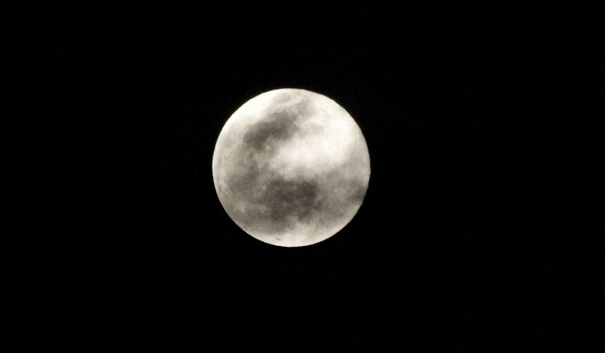 Clear skies expected for 'supermoon' Saturday