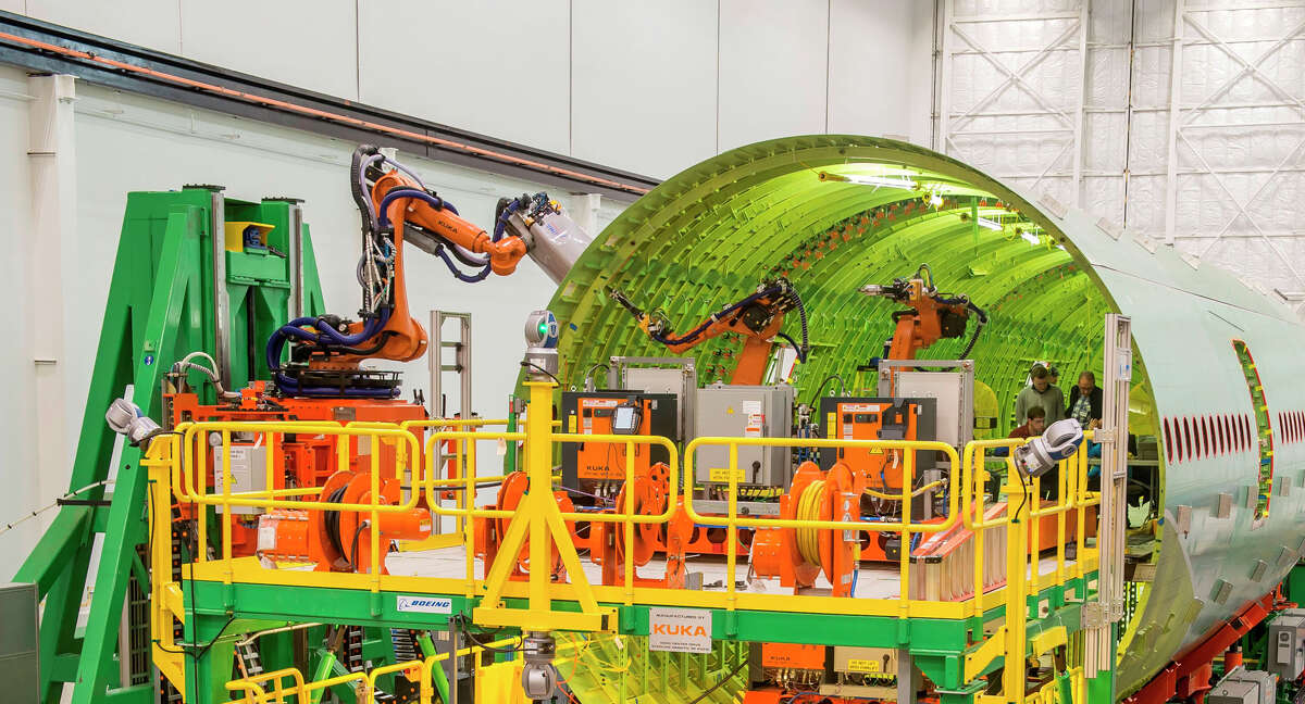 Boeing to use robots to fasten 777 panels