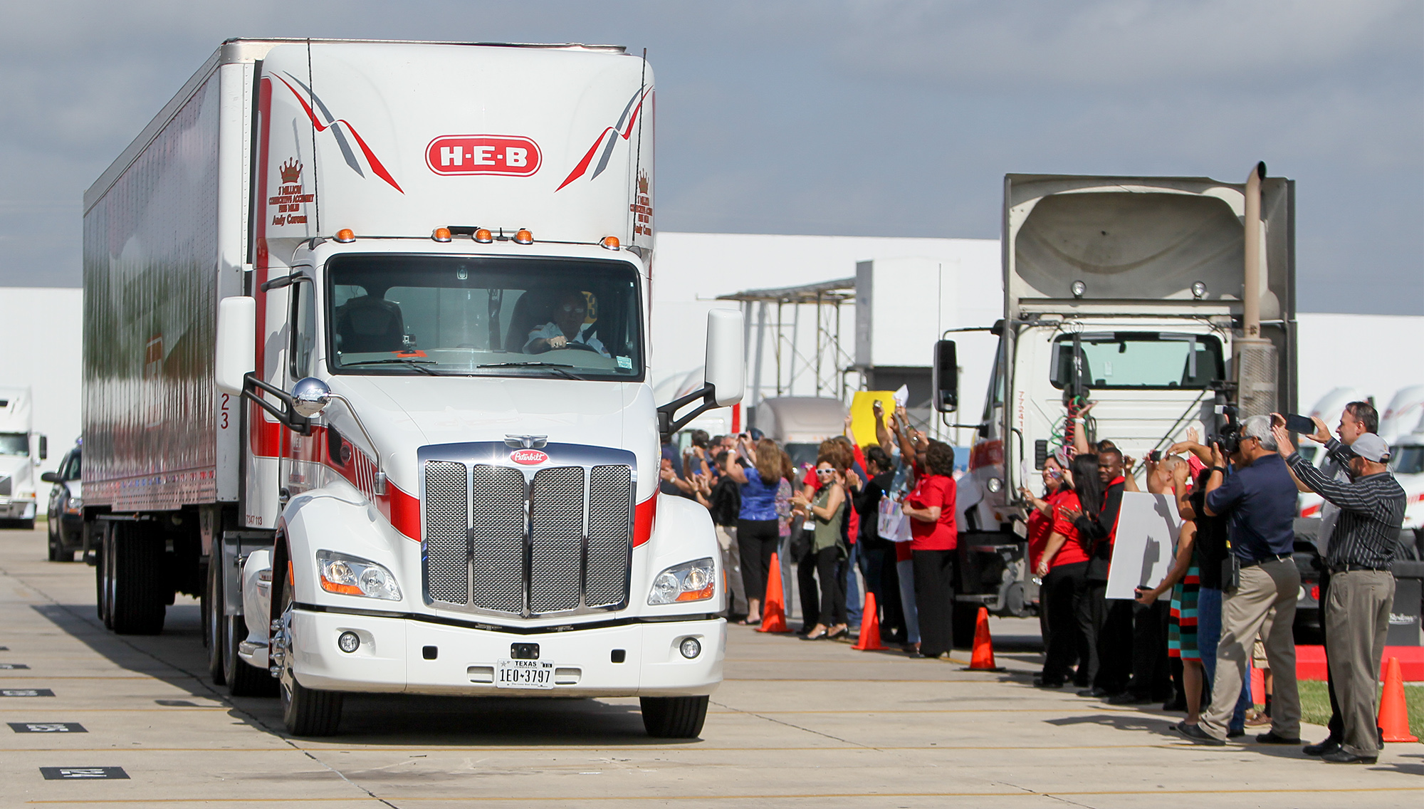 H-E-B Looking For Experienced, Full-time Truck Drivers In The Houston Area