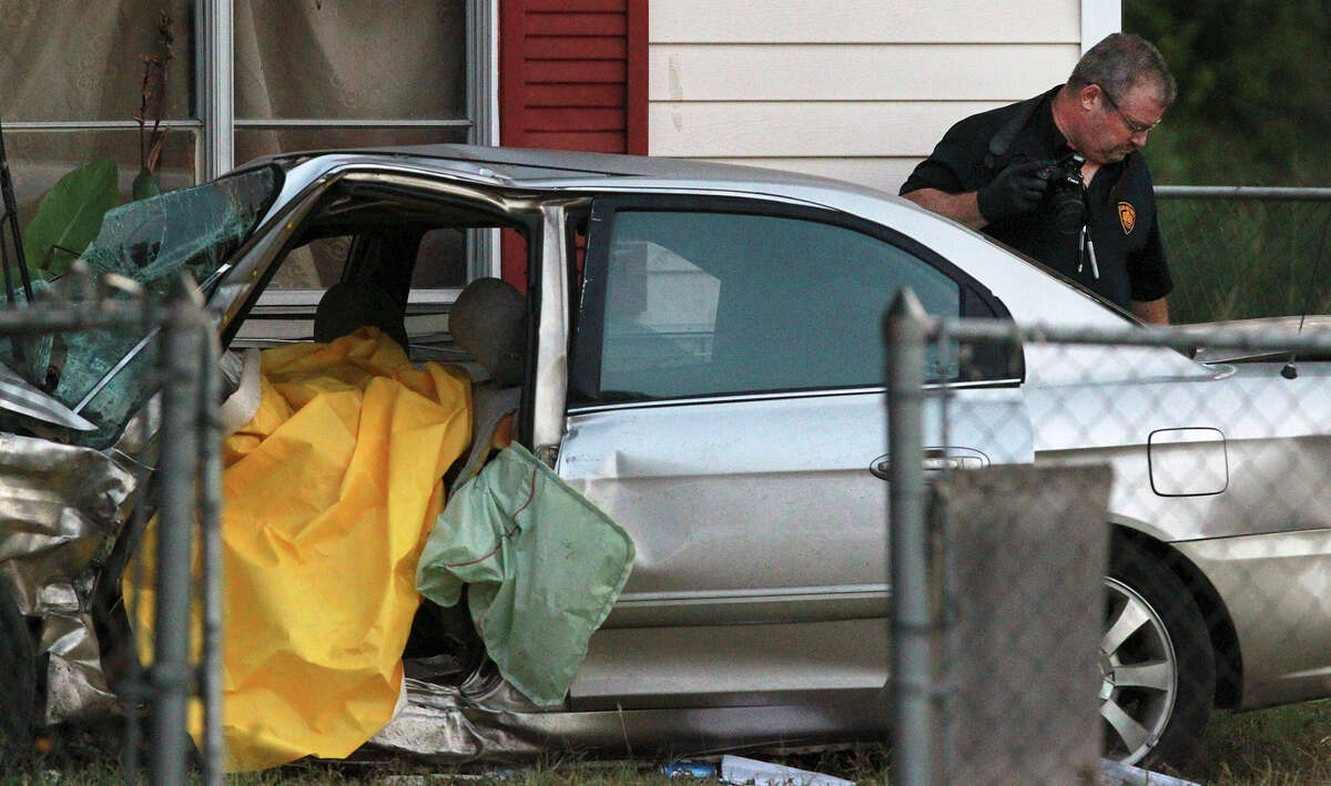 Woman dies, 4 hurt in San Antonio crash Woman dies, 4 hurt in San Antonio crash