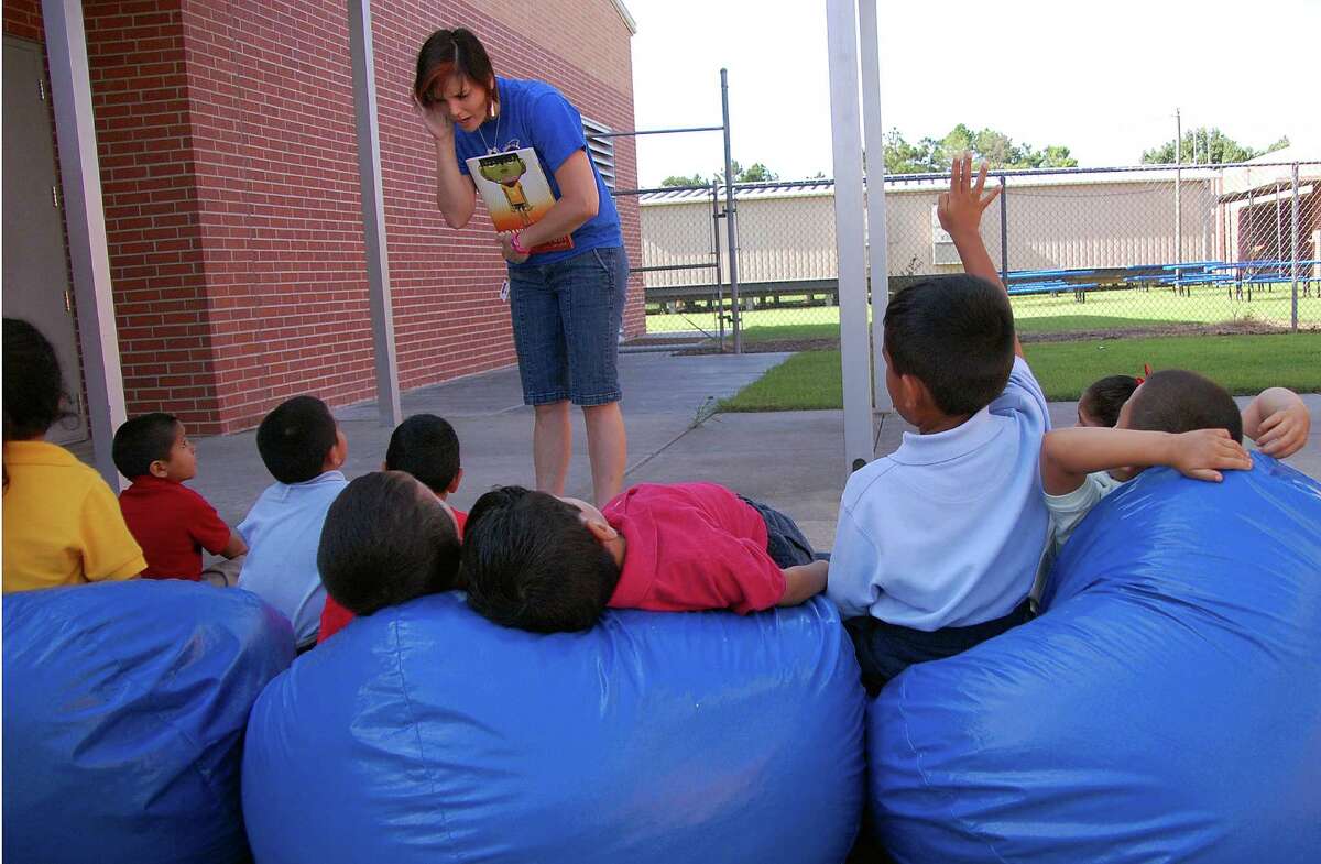 mobile-library-fights-summer-reading-slump