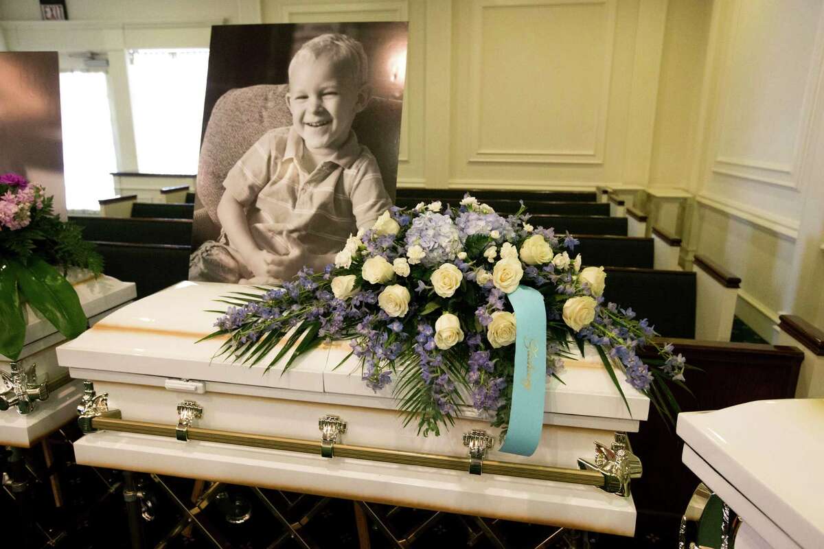 Hundreds mourn Spring shooting victims at funeral