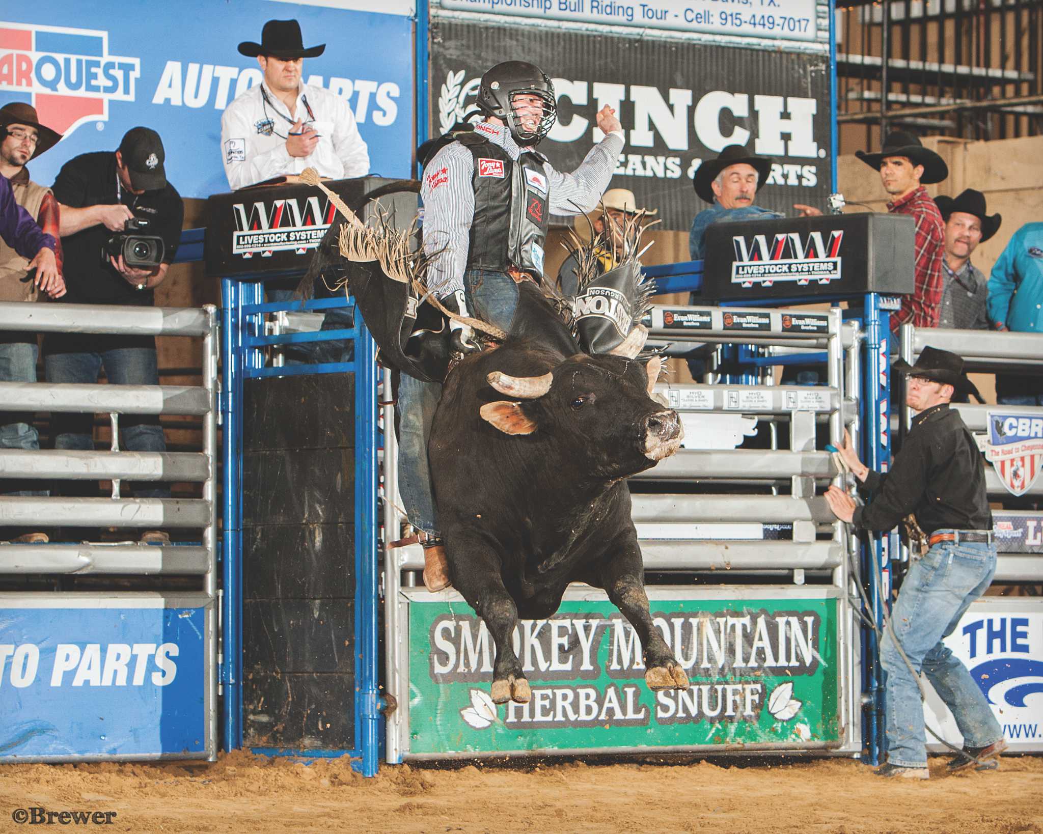 Bull riders from Kountze, Jasper chase world title