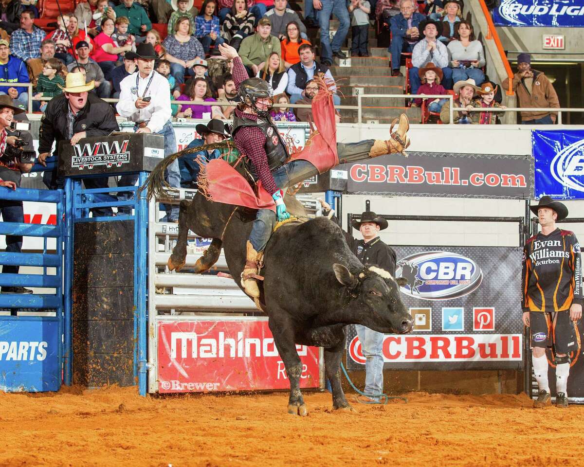 Bull riders from Kountze, Jasper chase world title