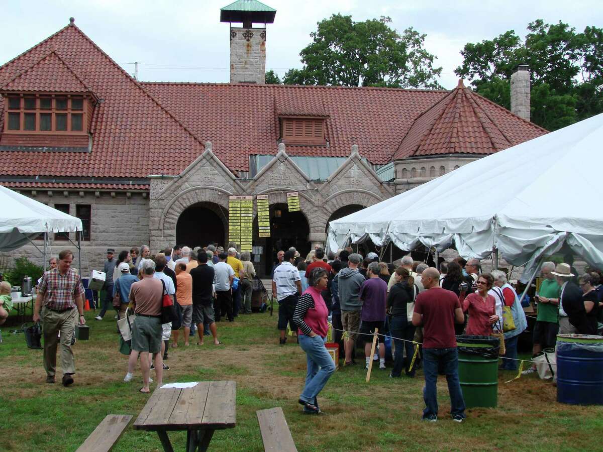 Pequot Library again to host huge book sale