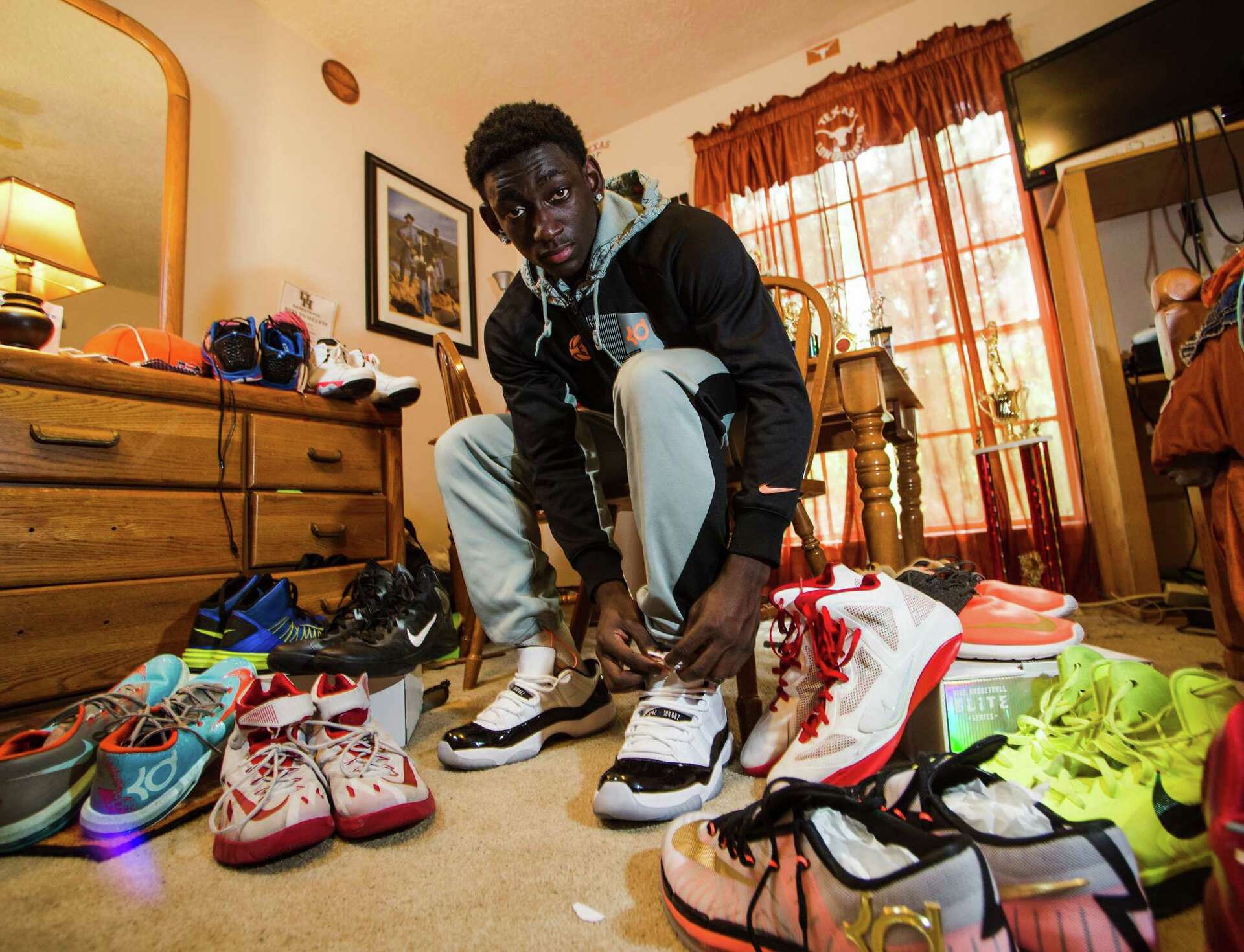 For collectors of sneakers, finding the perfect pair to wear  display picture 1