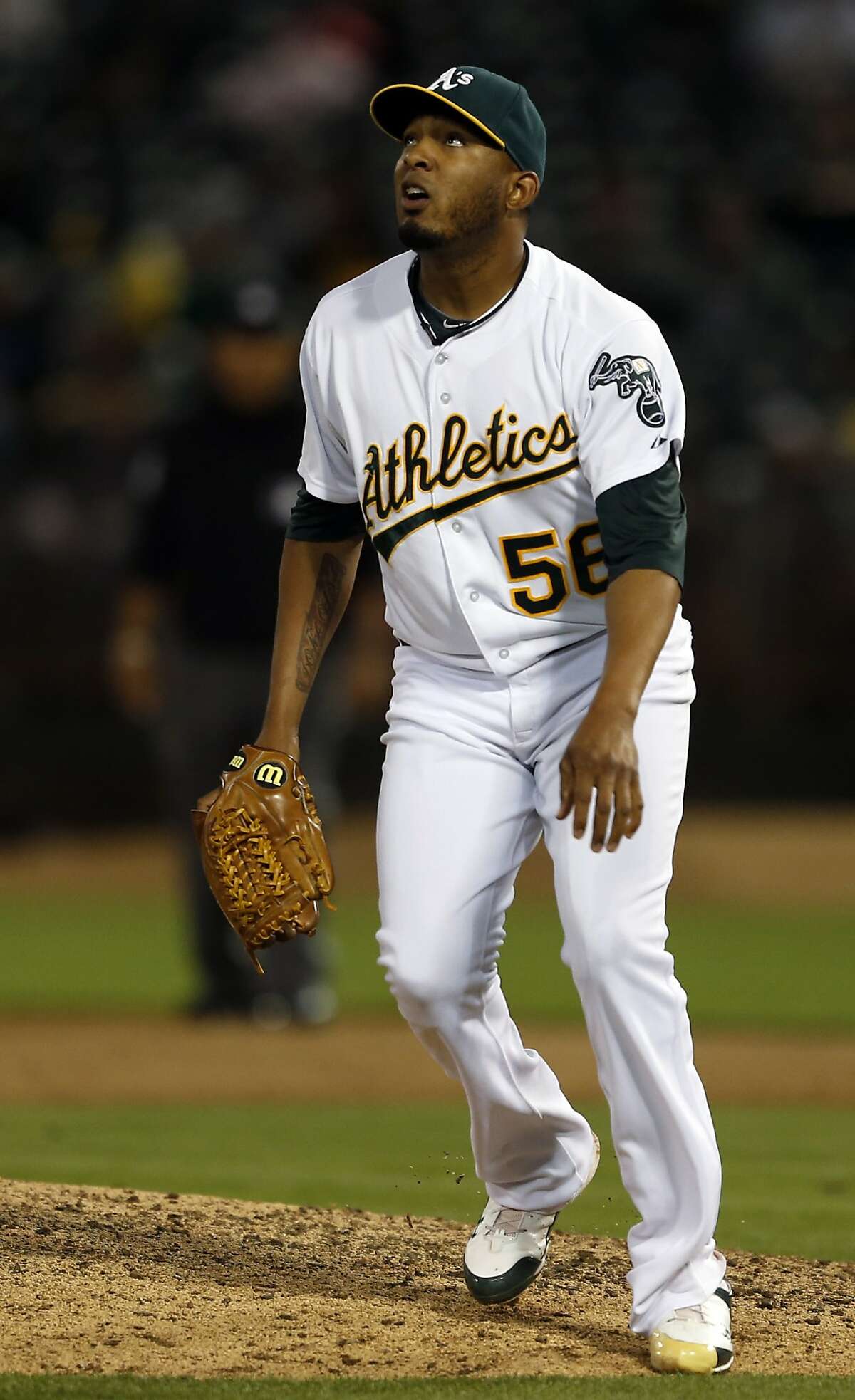 A's undone 32 by Hoes' homer in 12th inning