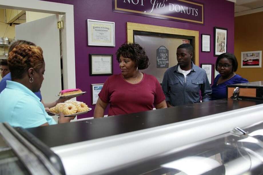 Cake Boss Gives Third Ward Bakery Valuable Advice On Tlc Episode