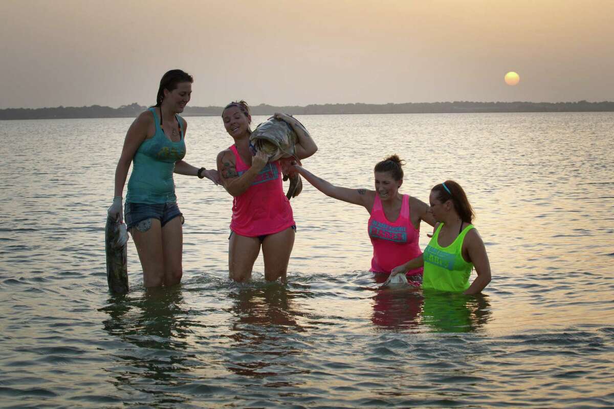 Video Girl goes 'redneck fishing,' catches enormous catfish with bare