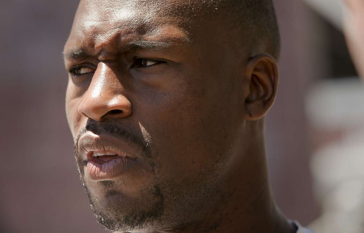 Video shows Vernon Davis reporting to 49ers camp rather than hold out