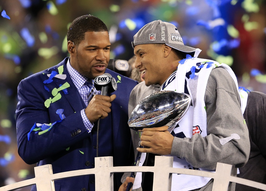 Former New York Giant Michael Strahan holds the Vince Lombardi trophy  News Photo - Getty Images